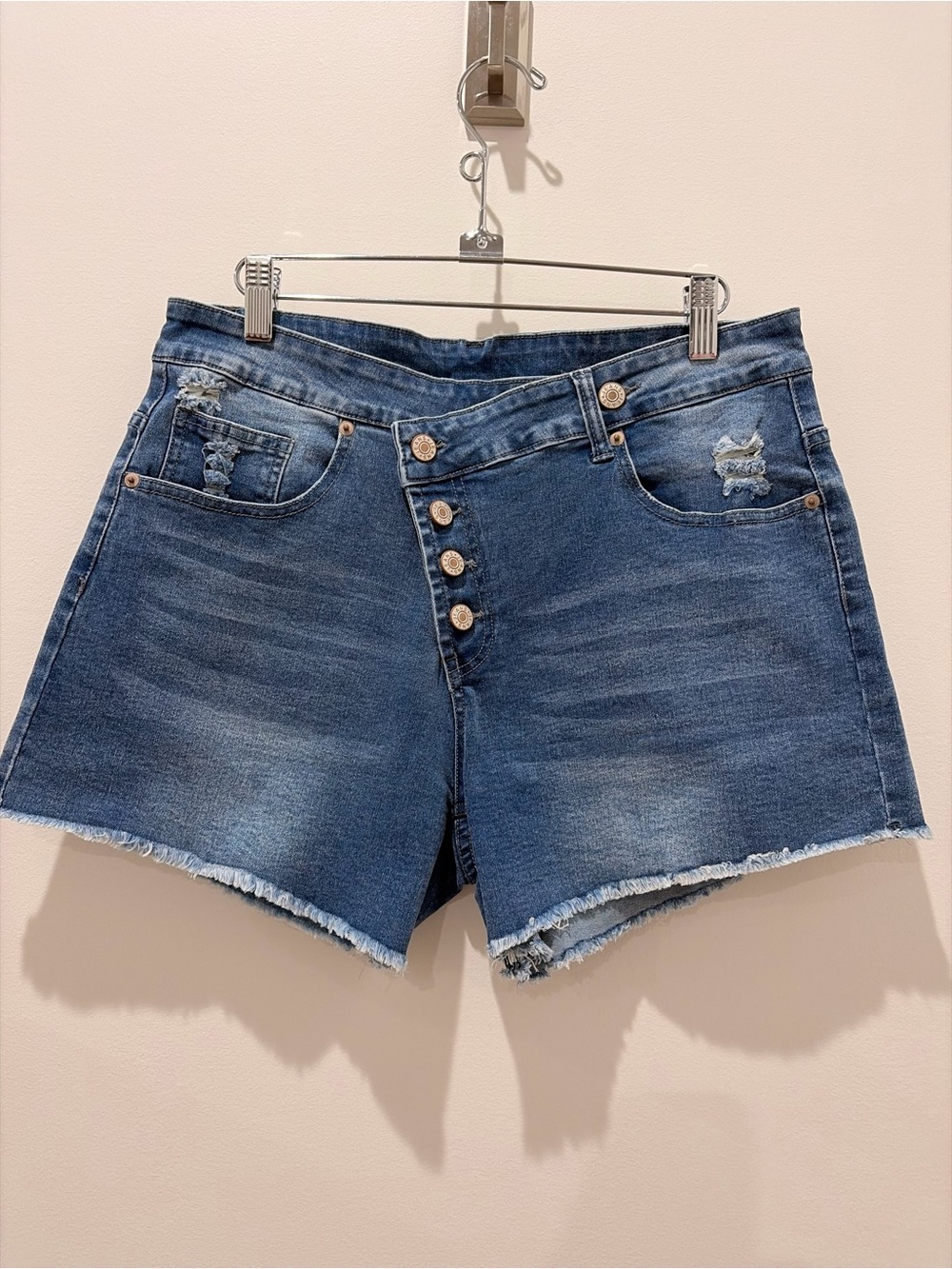 Women’s stretchy jean shorts